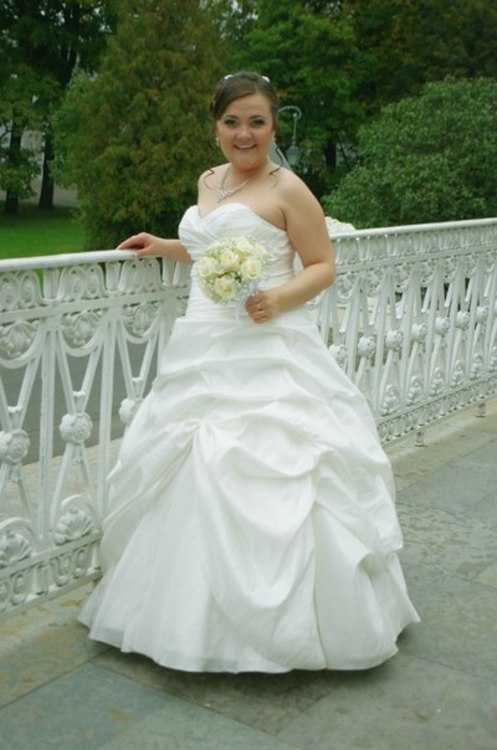Взять в прокат Женская одежда Платья свадебное платье Mori lee 4163 Санкт-Петербург Взять в прокат Женская одежда Платья свадебное платье Mori lee 4163; Санкт-Петербург , Владимирский проспект, 13/9 ул.; Описание: Сдается в прокат свадебное платье Mori Lee 4163, возможно выкупить платье по цене аренды. При прокате свадебного платья мы делаем полностью подгонку по фигуре и росту, химчистку, отпаривание до выдачи и химчистку и реставрацию после свадьбы. Для удобства платье дается до 5-7 дней, При бронировании на Вашу дату - Вы оплачиваете минимум 50% от стоимости проката) , при этом платье выводится из проката-никому не сдается и назначаются примерки по подгонке платья. В день, когда забираете платье, необходимо оставить залог в размере 5 000 р, который возвращается при сдаче