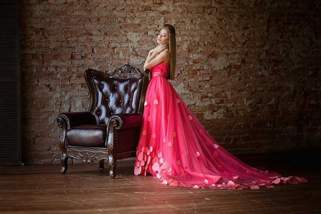 Взять в прокат Женская одежда Платья Платье "Rose" Санкт-Петербург Взять в прокат Женская одежда Платья Платье "Rose"; Санкт-Петербург , Садовая улица, 51 ул.; Описание: Размер: 44-50(52) Хорошо подойдет беременным женщинам. Очень эффектно смотрится, длинный шлейф делает образ неповторимым и прекрасным. Почувствуй себя королевой! Прокат вне фотостудии обсуждается с администратором лично.(Улица, мероприятие и тд)